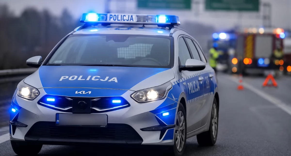 Wypadki drogowe, Kolizja autostradzie koło Włocławka Volkswagen uderzył bariery ochronne - zdjęcie, fotografia