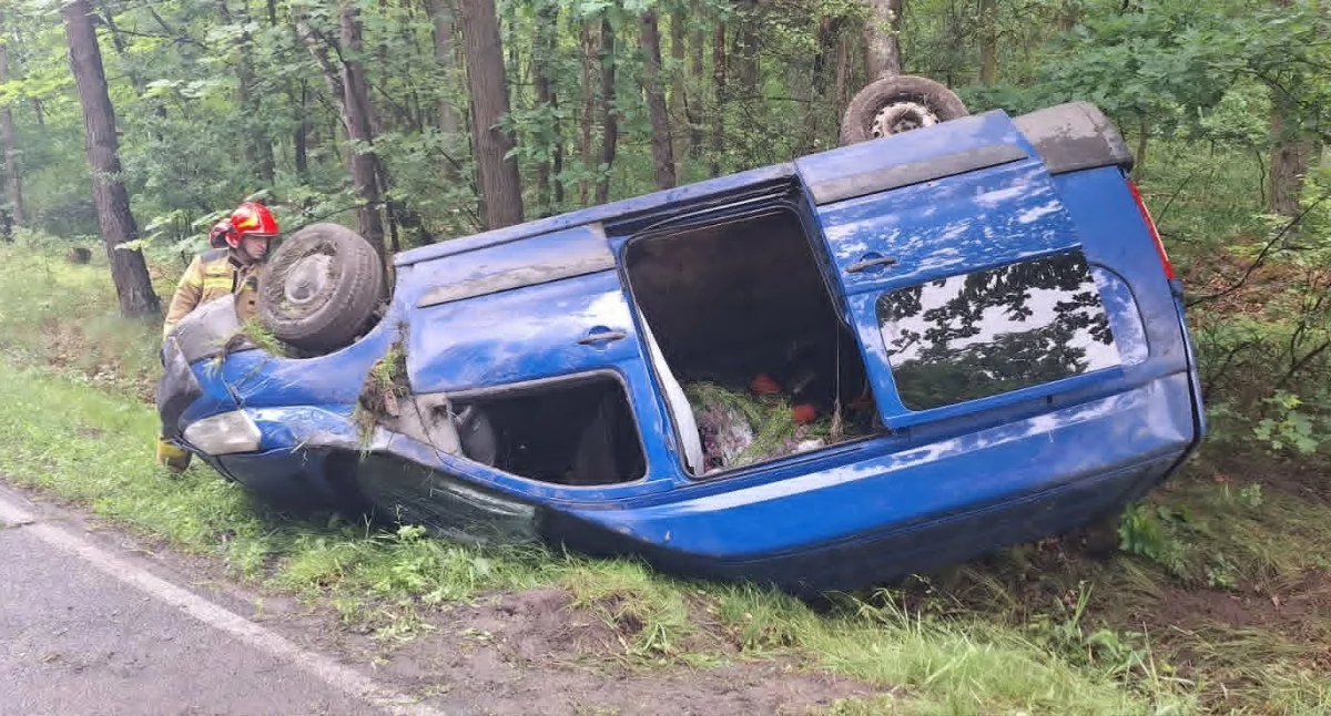 Wypadki drogowe, Włocławek Samochód dostawczy dachował odbywa wahadłowo - zdjęcie, fotografia