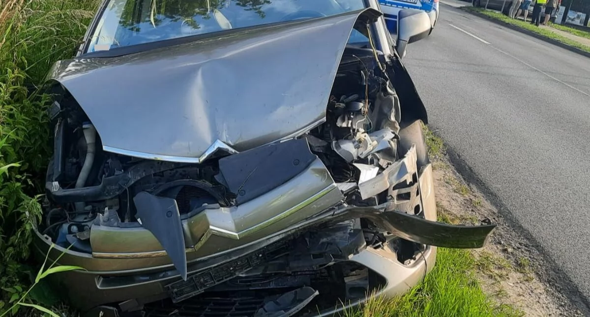 Wypadki drogowe, Citroen wpadł latek zachował odległości - zdjęcie, fotografia