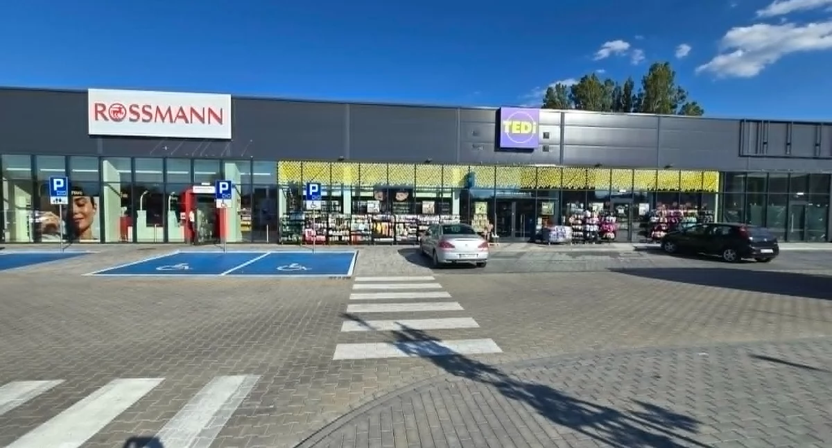 Urząd Miasta, centrum handlowe Włocławku przejścia pieszych wciąż brakuje - zdjęcie, fotografia