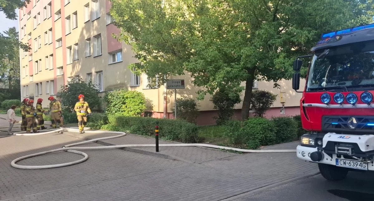 Pożary interwencje straży , Pięć zastępów straży pożarnej gasiło pożar mieszkania Włocławku - zdjęcie, fotografia