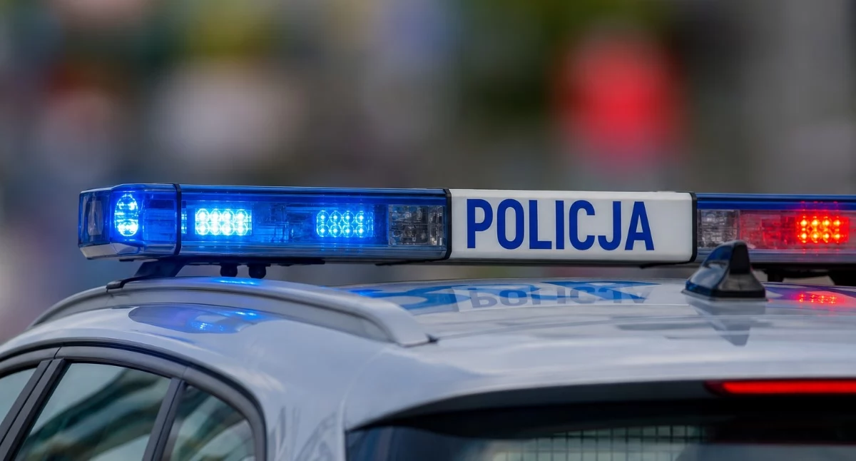 Policja - komunikaty policyjne, Mercedes uderzył elewację budynku Włocławku Policja szuka świadków zdarzenia - zdjęcie, fotografia