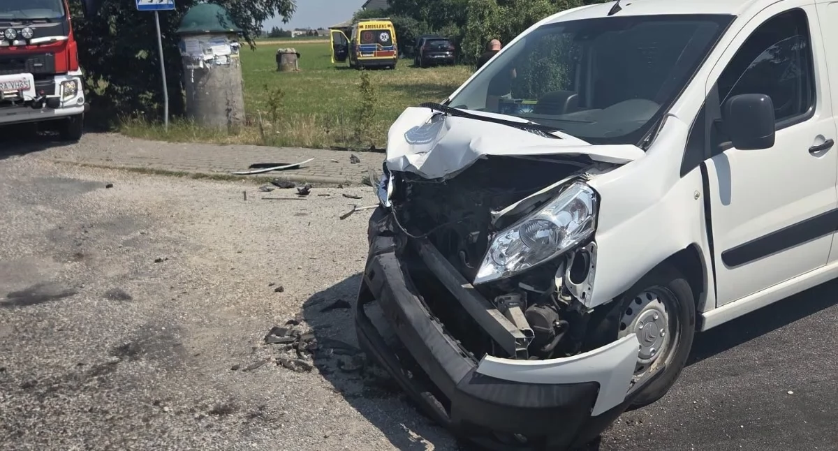 Wypadki drogowe, Zderzenie dwóch powiecie radziejowskim Renault wylądowało metrów drogi - zdjęcie, fotografia