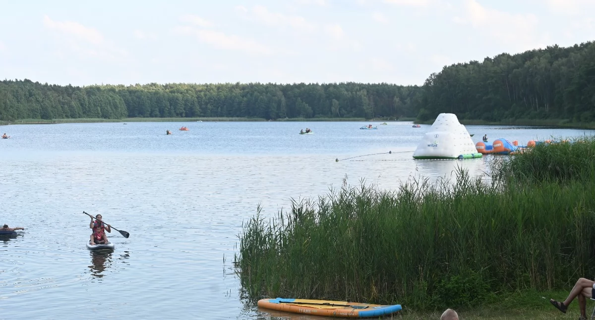 Ludzie_, Jezioro Skrzyneckie Jezioro Lubiechowskie wakacje wyglądała sobota wodą - zdjęcie, fotografia