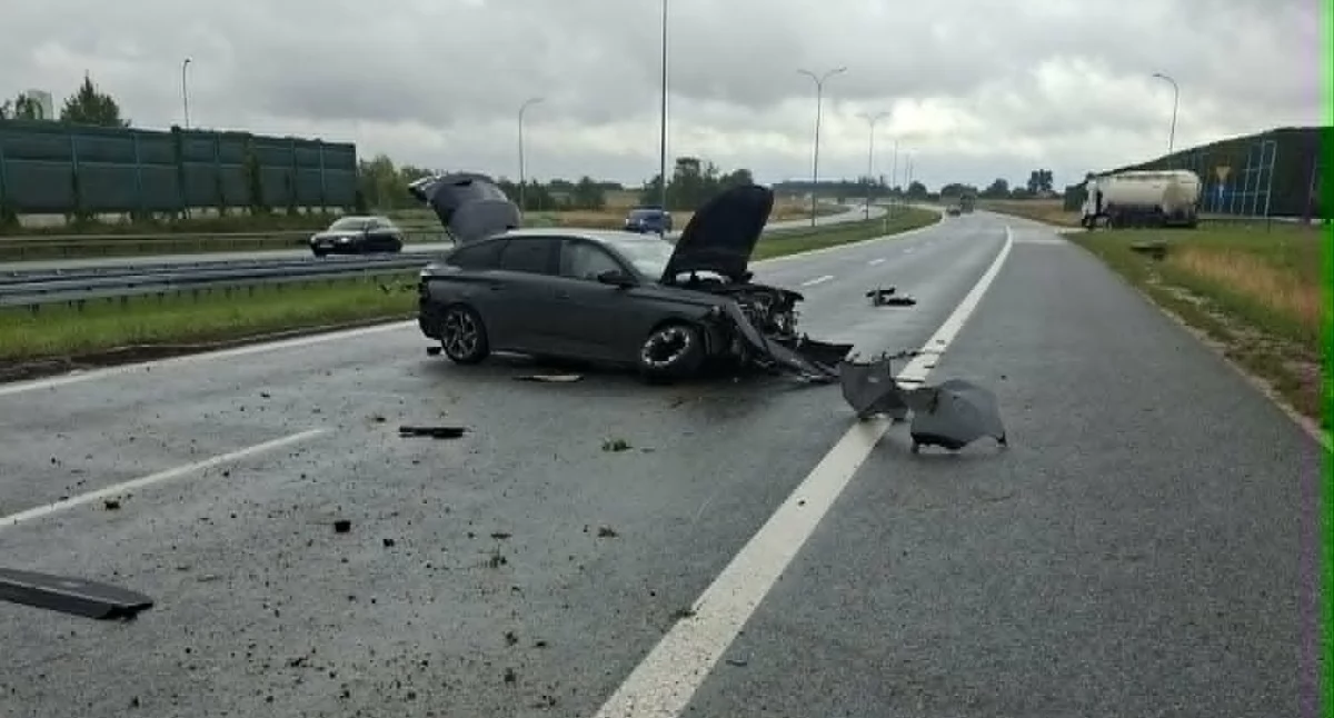 Pożary interwencje straży , Wypadek Włocławkiem uderzyło bariery autostrada kierunku Łodzi została zablokowana - zdjęcie, fotografia