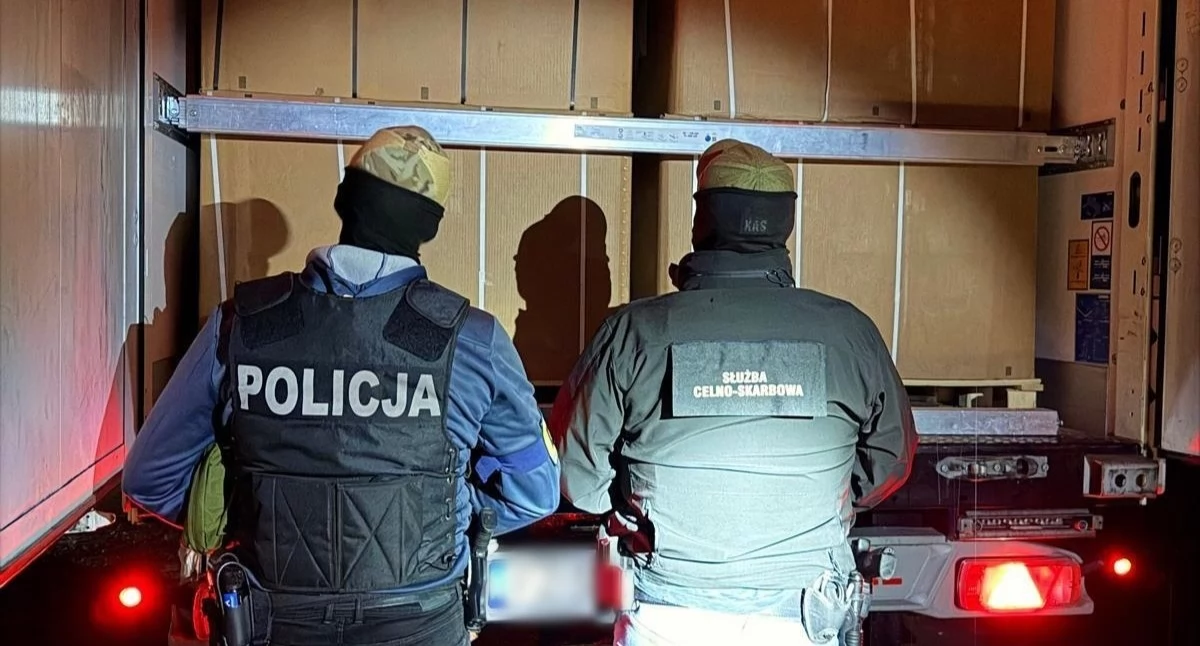 Policja - komunikaty policyjne, Wielka akcja CBŚP powiecie włocławskim Służby przejęły ponad tytoniu papierosów - zdjęcie, fotografia