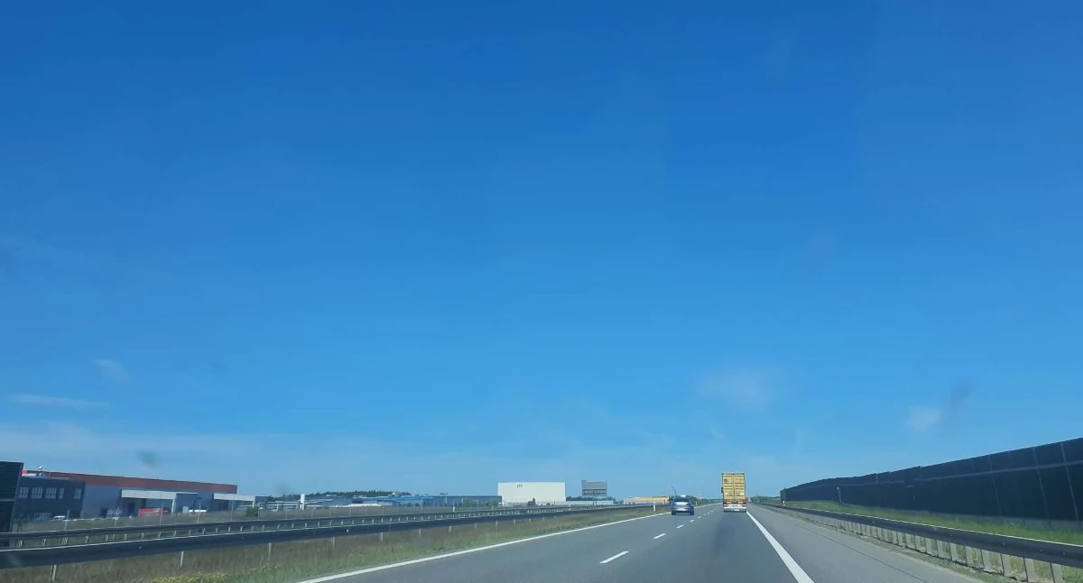 Wypadki drogowe, Groźny wypadek Pikutkowie stanęło ogniu poszkodowane cztery osoby dwoje dzieci - zdjęcie, fotografia