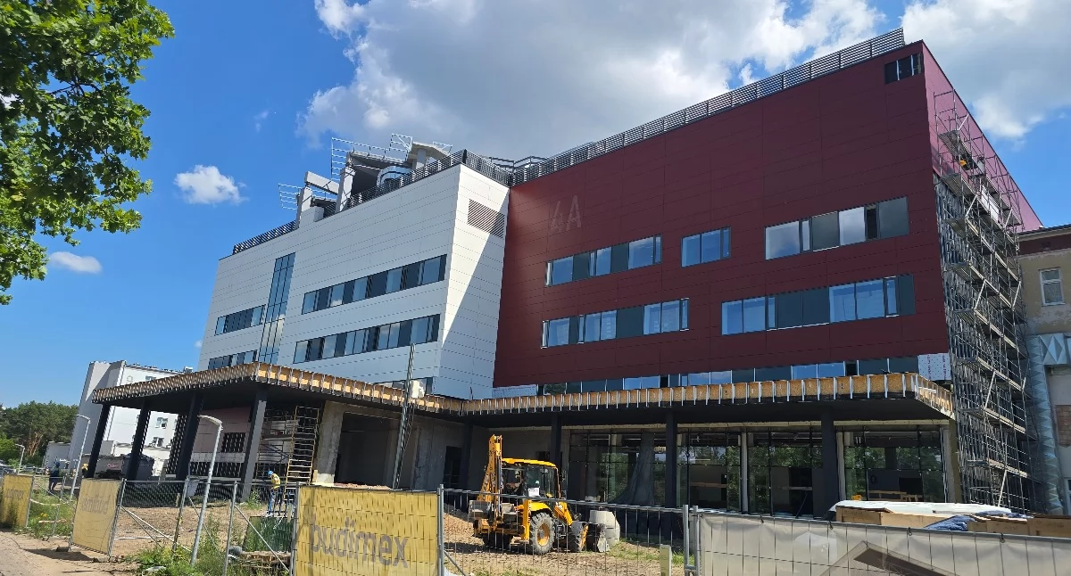 Ludzie_, Pacjenci chcą kontaktu bliskimi telefon szuka sieci Szpital Włocławku odpowiada - zdjęcie, fotografia