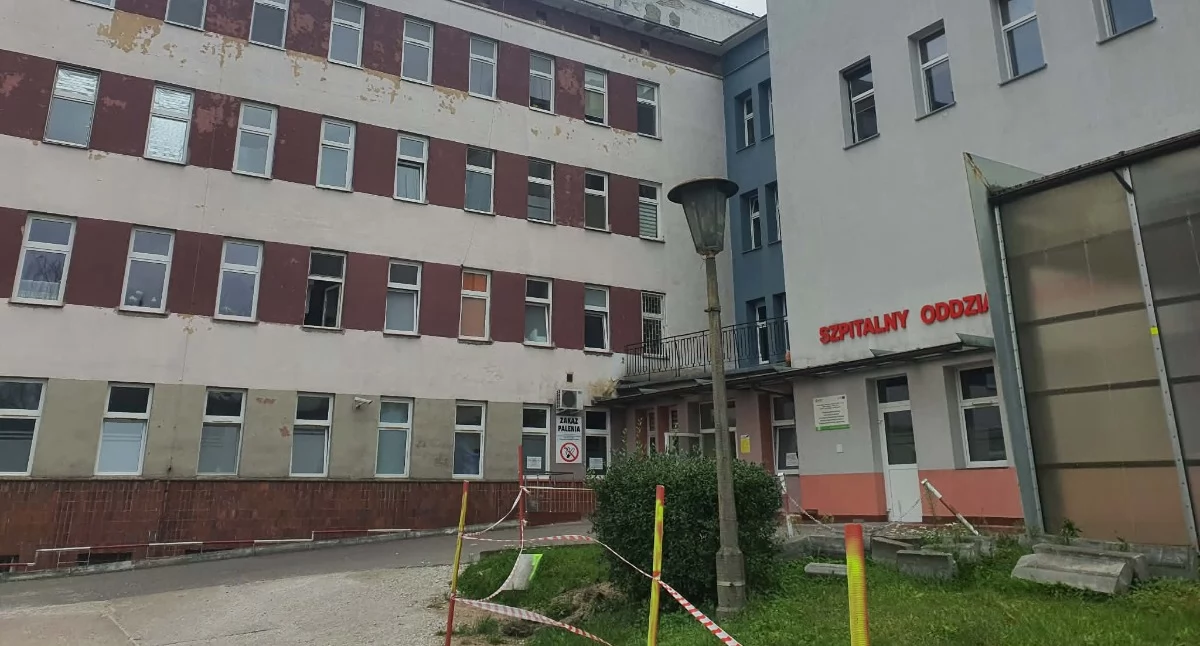 Zdrowie i uroda, Protest przed szpitalem Włocławku Krąży plakat Placówka zabiera głos - zdjęcie, fotografia