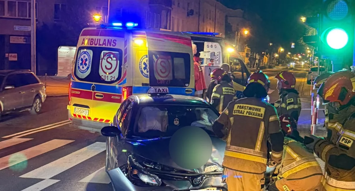 Policja - komunikaty policyjne, latek rozbił toyotę centrum Włocławka Zjechał chodnik uderzył drzewo - zdjęcie, fotografia