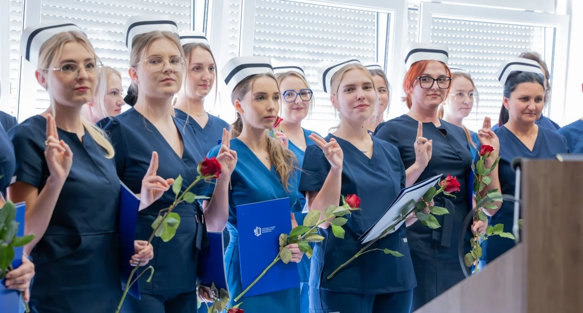 Szkoły wyższe, Absolwenci pielęgniarstwa Włocławek odebrali dyplomy wyjątkowy moment ślubowania - zdjęcie, fotografia