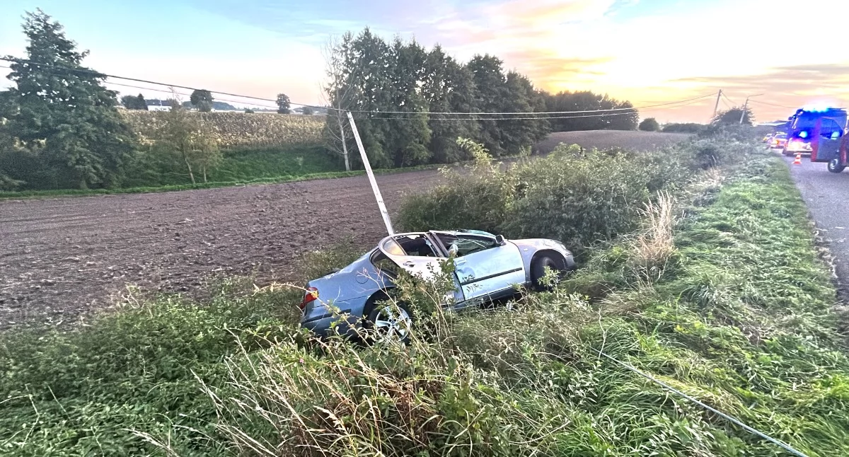 Wypadki drogowe, Wypadek gminie Lubień Kujawski Samochód dachował uderzył słup energetyczny - zdjęcie, fotografia