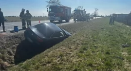 Zdjęcie dotyczy: Seat w rowie po zderzeniu z BMW. Utrudnienia pod Włocławkiem