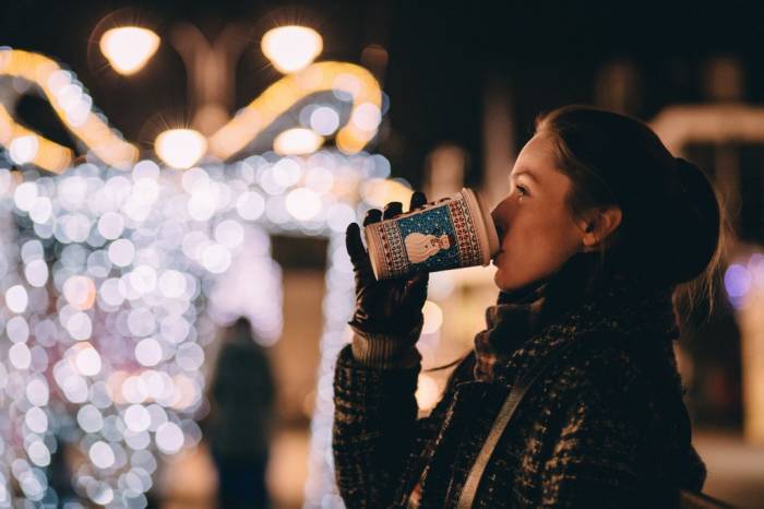 kobieta na zakupach z kubkiem Costa Coffee - iluminacja