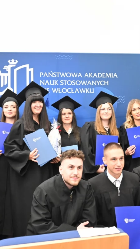 Rozdanie dyplomów PANS Włocławek. Absolwenci świętowali swój wielki dzień. Zdjęcia