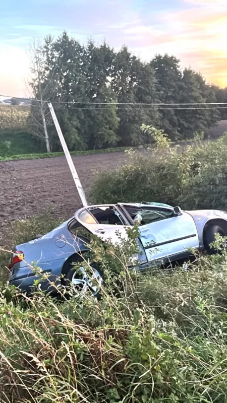Seat dachował i uderzył w słup. Cztery nietrzeźwe osoby, policja ustala, kto kierował