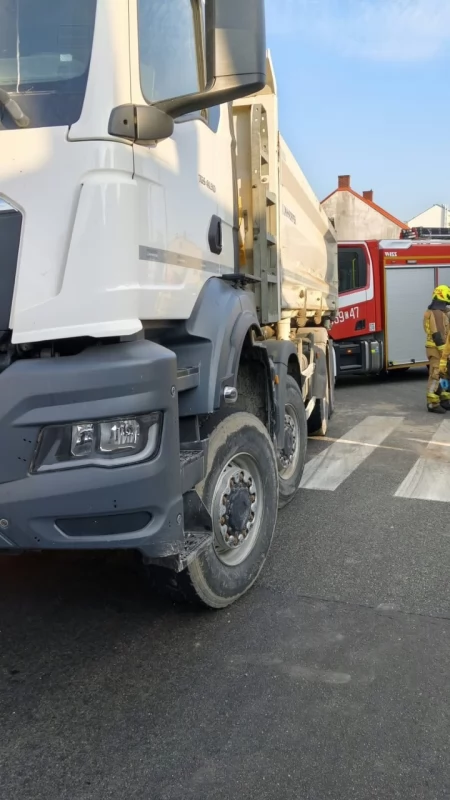 Poważny wypadek na DK62 w Brześciu Kujawskim. Kobieta znalazła się pod ciężarówką