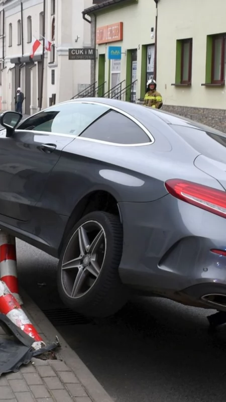 Mercedes zawisł na słupkach. Kierowca zostawił auto i uciekł. Zdjęcia, Video