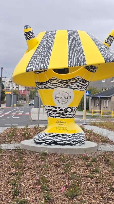 Nowa ozdoba na rondzie we Włocławku. Takiej fajansowej lampy jeszcze tu nie było