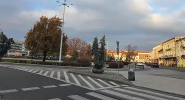 Wandalizm na Placu Wolności we Włocławku: Mężczyźni zatrzymani dzięki monitoringowi
