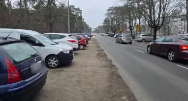 Samochód zamiast domu? Nietypowa sytuacja przy szpitalu we Włocławku
