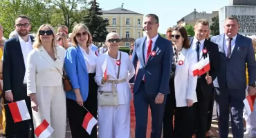 Święto Flagi we Włocławku. Wspólne śpiewanie pieśni patriotycznych (ZDJĘCIA, VIDEO)