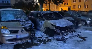 Pożar samochodów przy Łanowej we Włocławku. Cztery auta uszkodzone