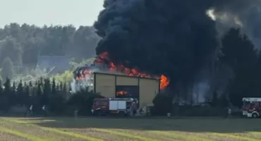 Zatrważający pożar w zakładzie produkcyjnym w Siarzewie. 25 zastępów w ogniu walki