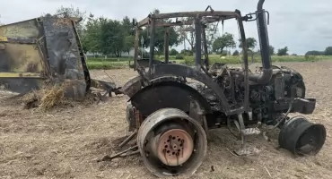 Ciągnik i prasa spłonęły w kilka minut. Każdy może pomóc