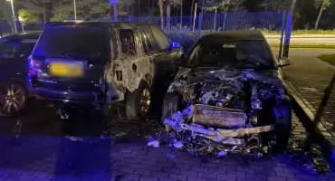Nocny pożar aut na Wyspiańskiego. Mercedes i Land Rover spłonęły