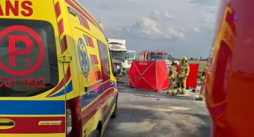Tragedia na DK91 w Grzywnie. Czołowe zderzenie osobówki z ciężarówką. Nie żyje 41-latek