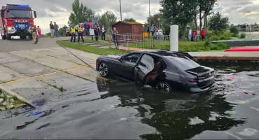 BMW w Wiśle. Luksusowe auto zatopione na Przystani we Włocławku