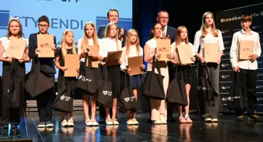Stypendia dla uczniów z brzeskich szkół zostały wręczone