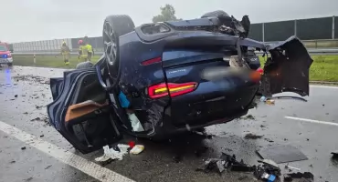 Dachowanie BMW na A1 w Nowej Wsi. W aucie było dwuletnie dziecko
