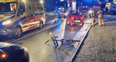 Potrącenie rowerzystki na ulicy Wiejskiej we Włocławku. Ratownik zareagował błyskawicznie