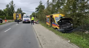 Wypadek w powiecie włocławskim: Zderzenie karetki z lawetą, dwie osoby ranne. Droga zablokowana