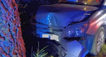 Nie zapanował na autem i uderzył w drzewo