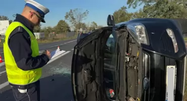 Wypadek w regionie. Ford przewrócił się na bok, pasażerka w szpitalu