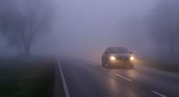 IMGW alarmuje: gęsta mgła w regionie. Sprawdź, gdzie widoczność spadnie do 200 metrów
