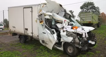 Bus wbił się w przyczepę traktora w regionie [ZDJĘCIA]