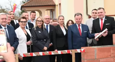 Podwójne święto Edukacji i inwestycji w Kowalu. Symboliczne wmurowanie kamienia węgielnego i koncert Artura Andrusa