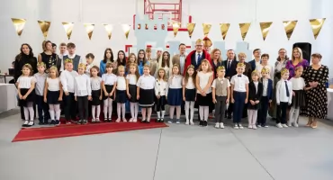 Ślubowania w szkołach w Gminie Brześć Kujawski - pierwszoklasiści otrzymali wyprawki