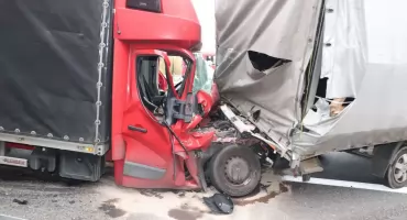 Poważny wypadek na A1. Zderzyły się dwa dostawcze Renault