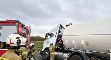 Cysterna z LNG wpadła do rowu na DK91. Droga zablokowana w obu kierunkach