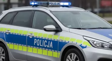 Wypadek we Włocławku. Kierowca uderzył w BMW i słup oświetleniowy