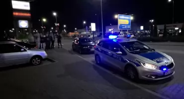 Kilkadziesiąt mandatów przy Kapitulnej we Włocławku. Zlot motoryzacyjny pod lupą policji [ZDJĘCIA]