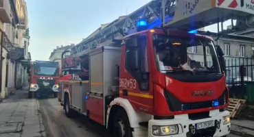 Pożar przy ulicy Cyganka we Włocławku – sześć zastępów straży i policja na miejscu
