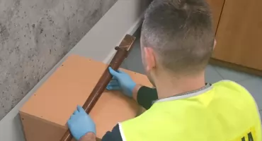 Groził ludziom maczetą, która okazała się nogą od stołu