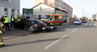 Zderzenie auta z motocyklem. Motocyklista trafił do szpitala