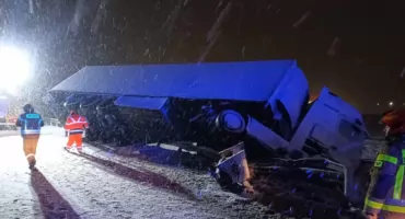 Ciężarówka w rowie na A1 w Machnaczu. Utrudnienia w kierunku Łodzi